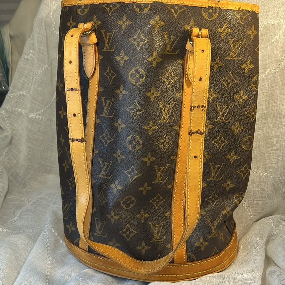 Louis Vuitton leather large bucket GM bag with chain leash inside - Picture 16 of 16